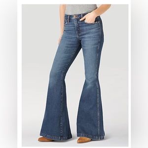 NWT Wrangler Retro® Premium trumpet flare size 26 x 32